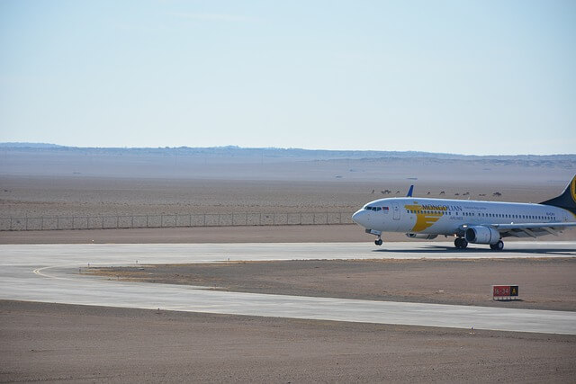 침실에 전자기기를 최소화해 오롯이 휴식에만 집중하는 배치 팁
